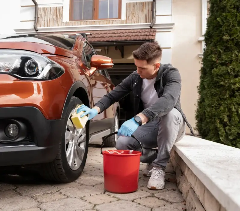 Lavage auto à domicile Corme-Royal : professionnel intervenant sur un véhicule